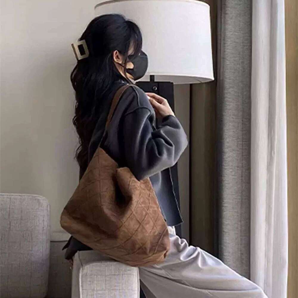 2025 Autumn and Winter New Suede Rhombus Medieval Underarm Premium Chain Single Shoulder Large Capacity Tote Bag XJ260306