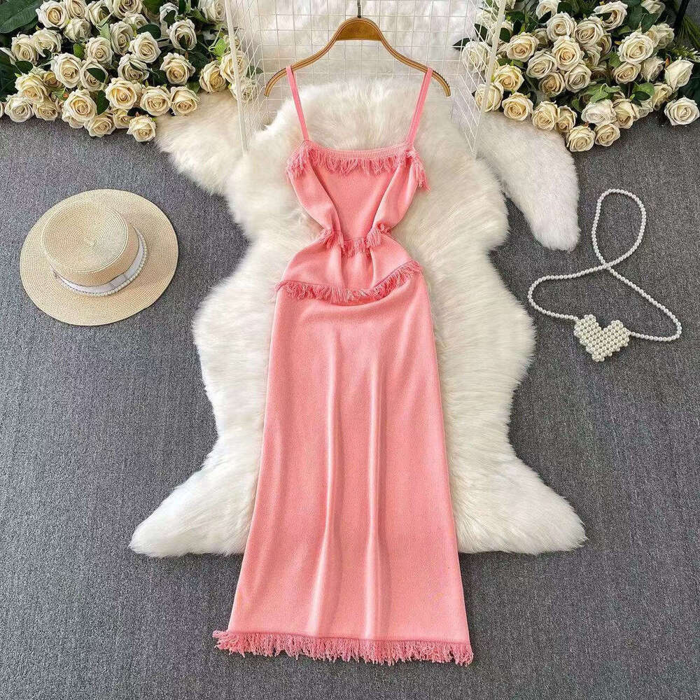 Pear shaped figure wearing slim fitting women's tank top skirt for spring and summer new trend, niche tassel knitted long skirt