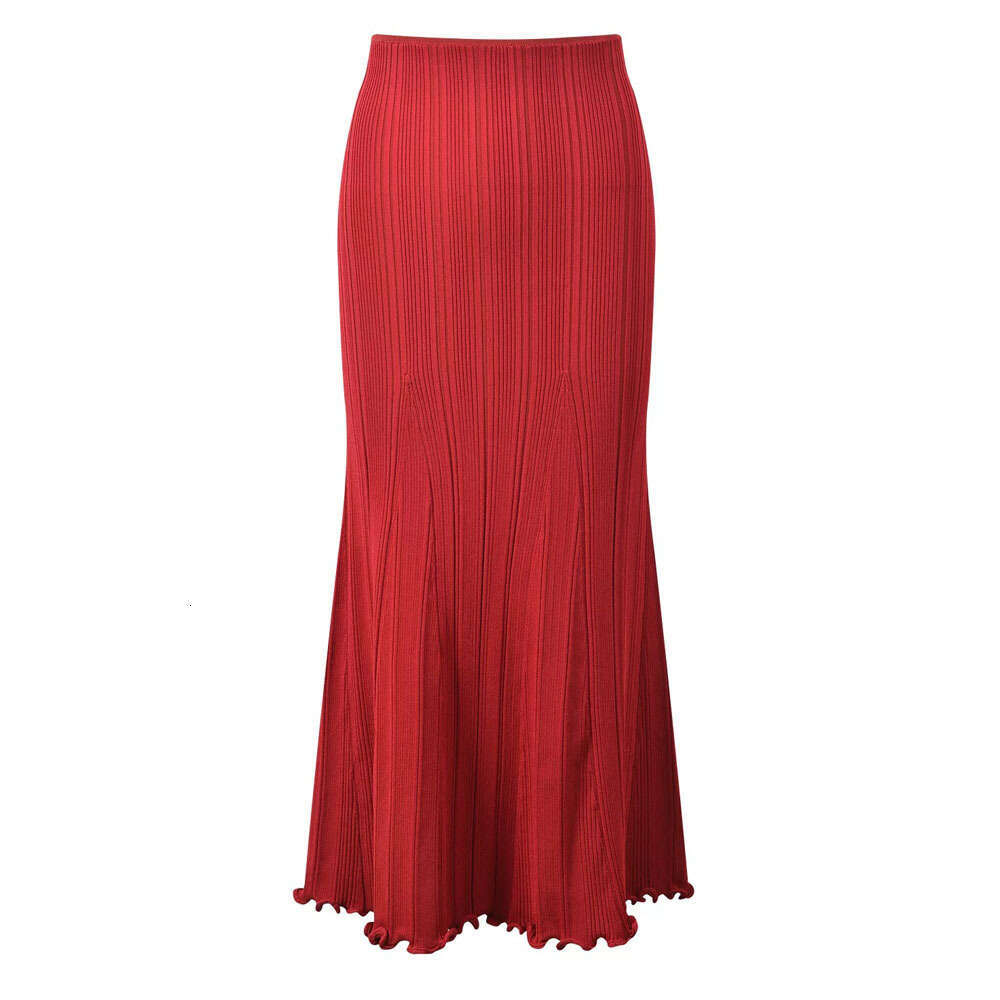 The new 2026 autumn and winter collection features A13 a soft and pleasing top pearl button decoration, paired with a slightly pleated fishtail skirt