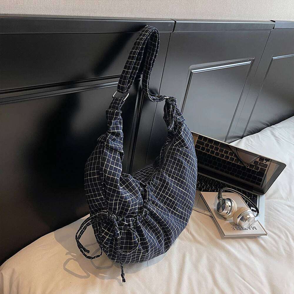 Korean Ins Lazy Style Cow Horn Large Capacity Canvas Pleated Plaid Commuting Shoulder Crossbody Bag for Women XJ260306
