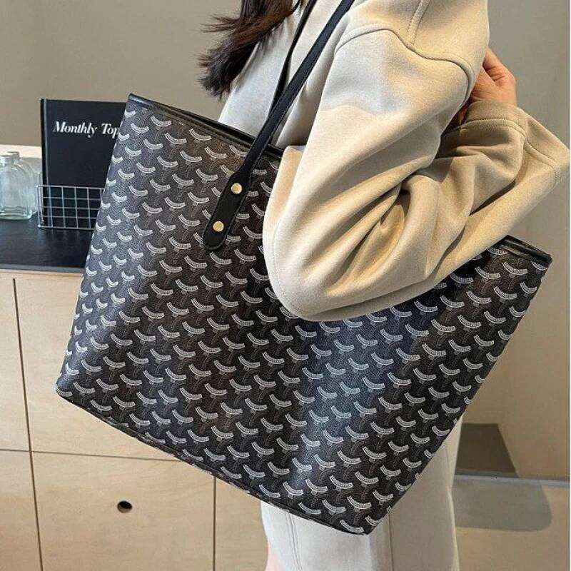 Casual Simple Women Shoulder Bag In Soft Faux Leather With Front Pocket For Easy Access To Phone And Essentials XJ260306