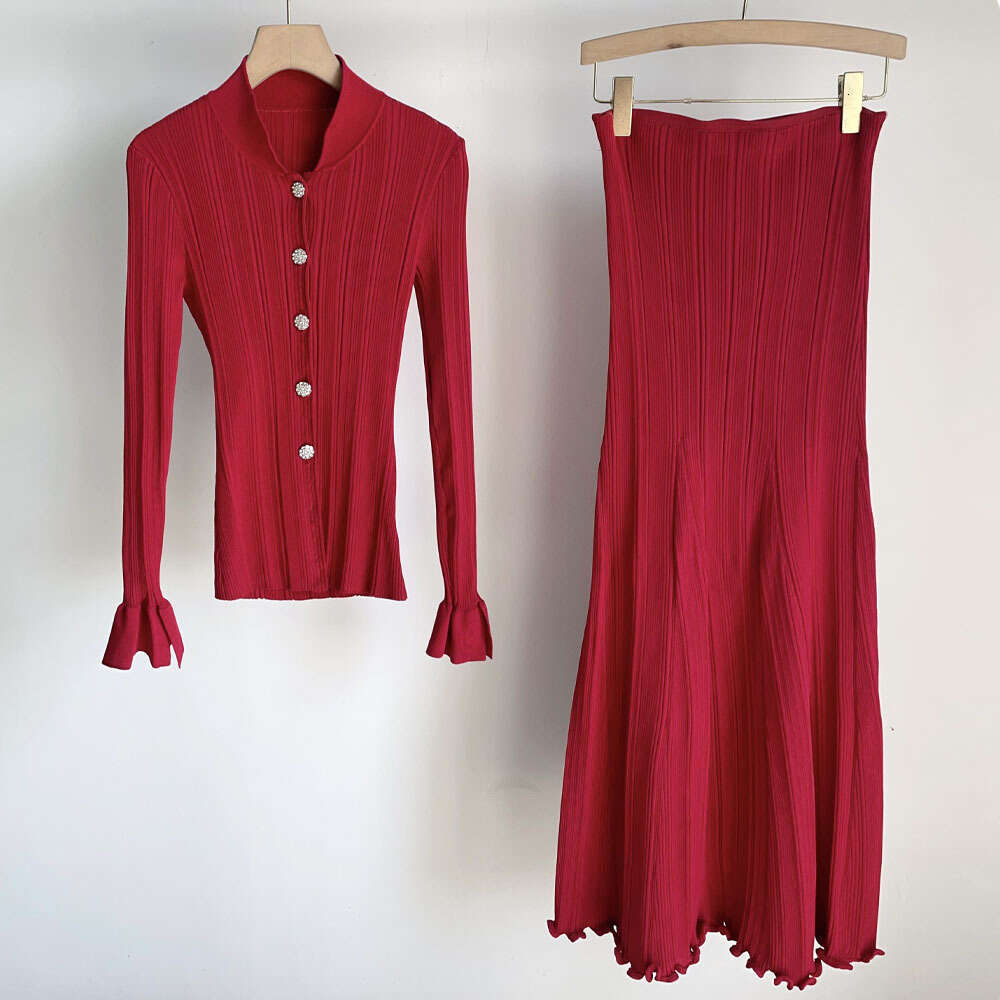 The new 2026 autumn and winter collection features A13 a soft and pleasing top pearl button decoration, paired with a slightly pleated fishtail skirt