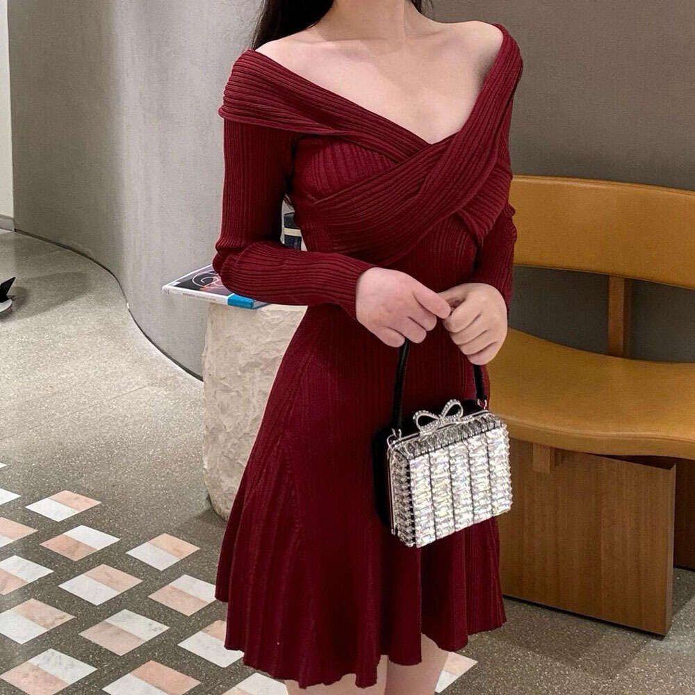 2026 Spring/Autumn New Designer Wine Red Off Shoulder A13 Long Sleeve Slimming Women's Knitted Short Skirt