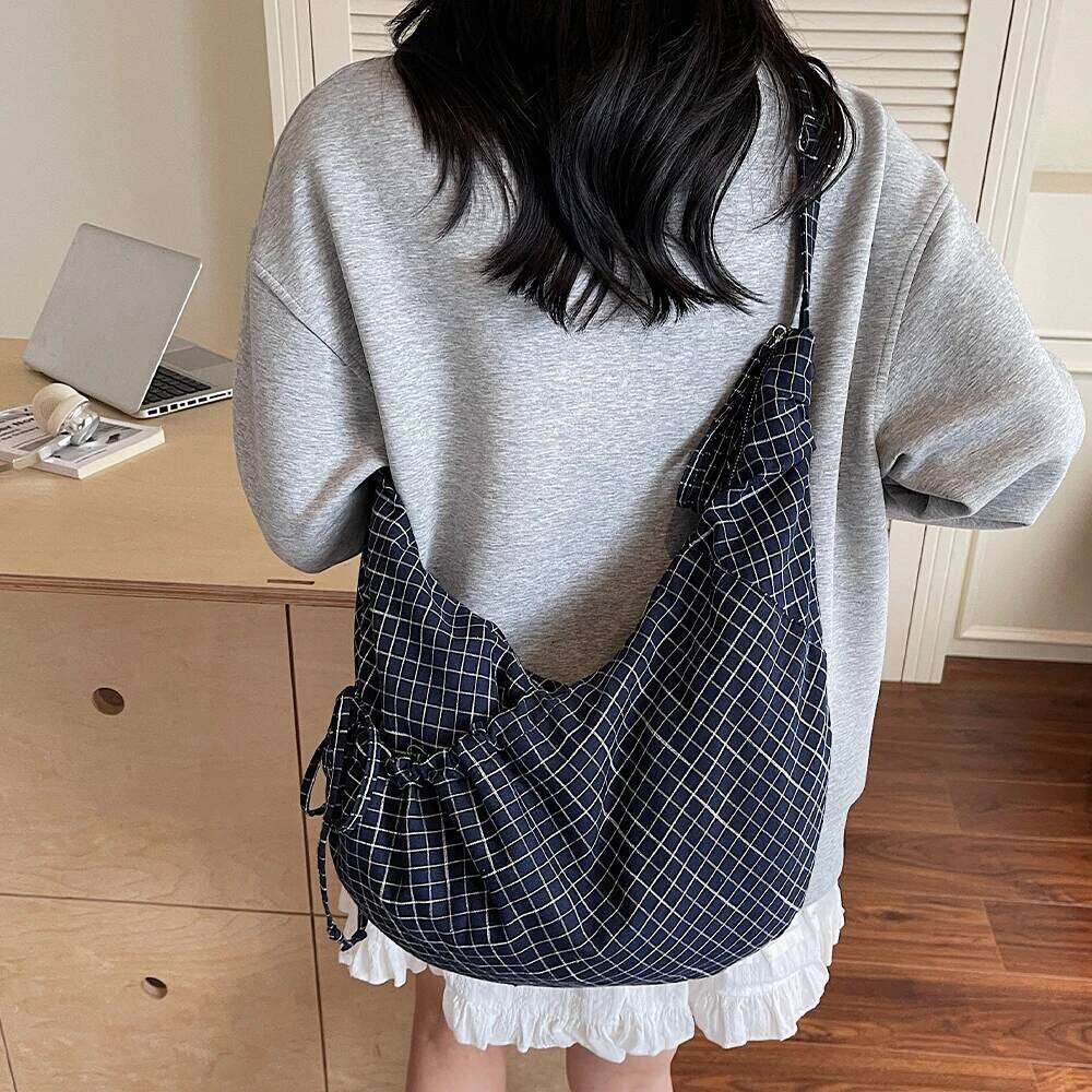 Korean Ins Lazy Style Cow Horn Large Capacity Canvas Pleated Plaid Commuting Shoulder Crossbody Bag for Women XJ260306
