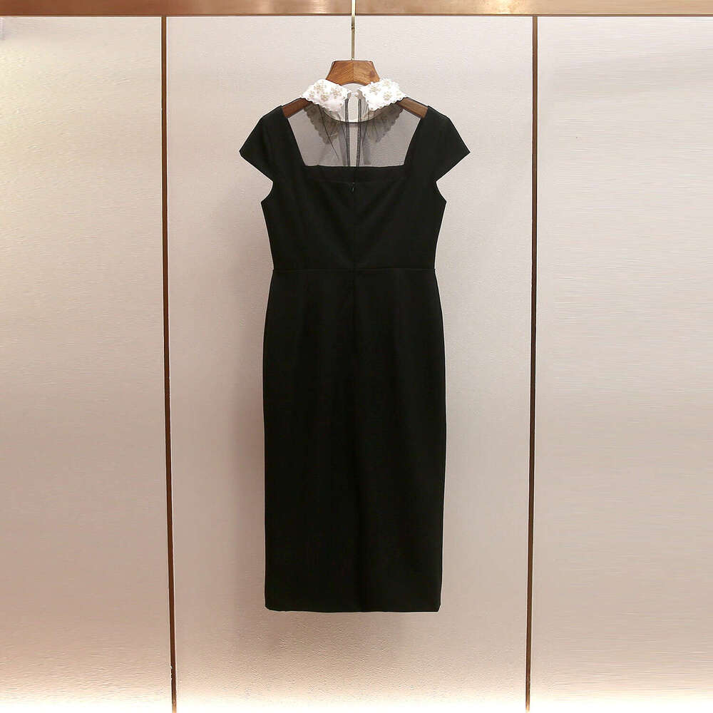 The new spring and summer styles feature elegant A12 dresses in Hepburn style, paired with contrasting butterfly bows, bead collars, backless, and lon