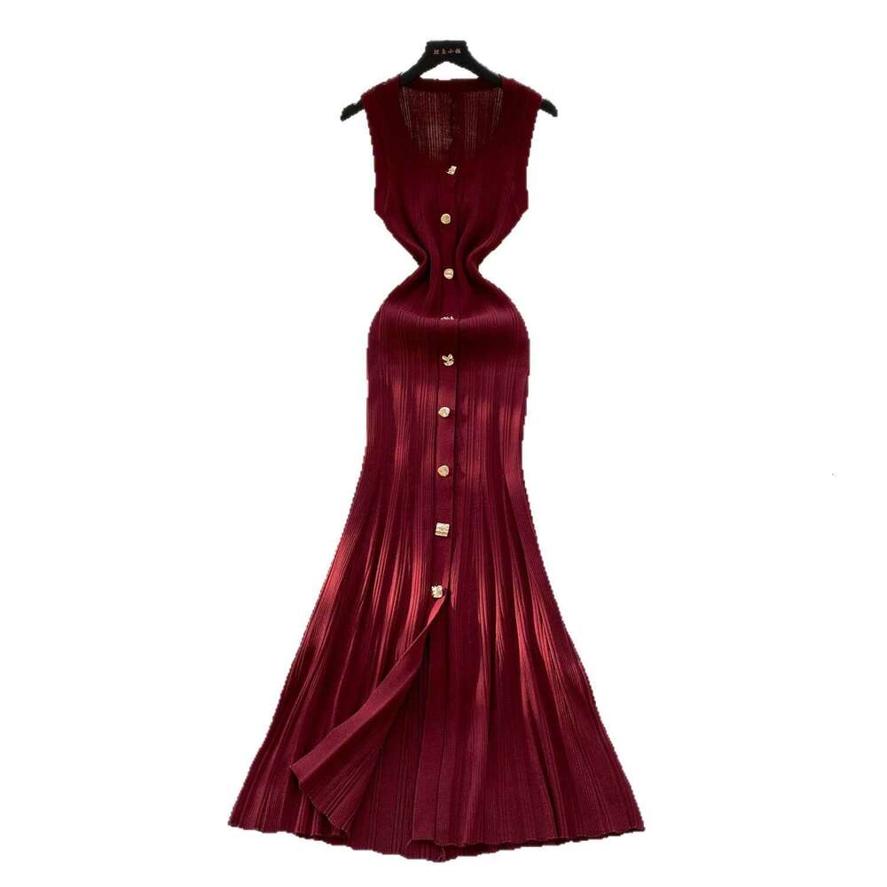 2026 Spring and Summer New Designer U-neck Sleeveless Knitted Button Slim fit Split Long Skirt