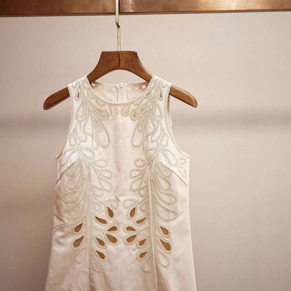2026 Spring/Autumn Women's White Sleeveless Tank Top Korean Style Social Elegant Round a3 Neck Slimming Hollow Embroidered Dress