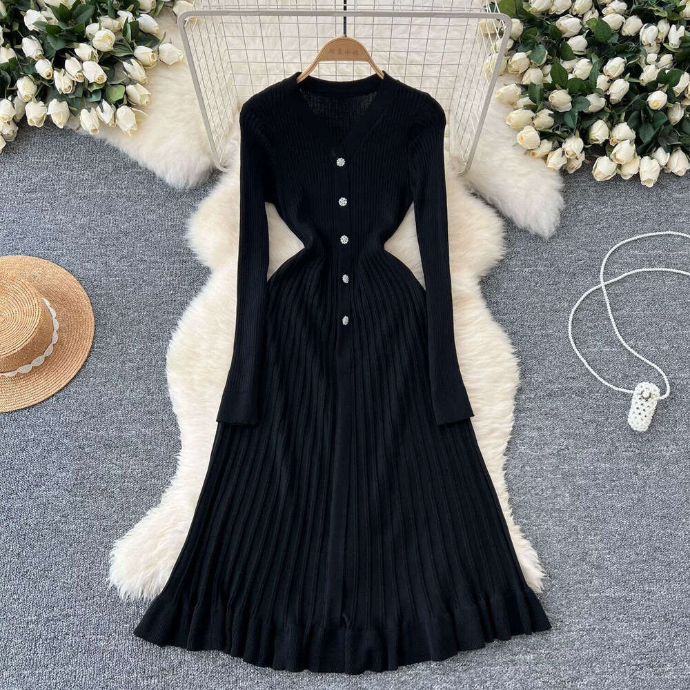 2026 autumn and winter new French knitted women's elegant and exquisite V-neck single breasted waist tied sweater long skirt
