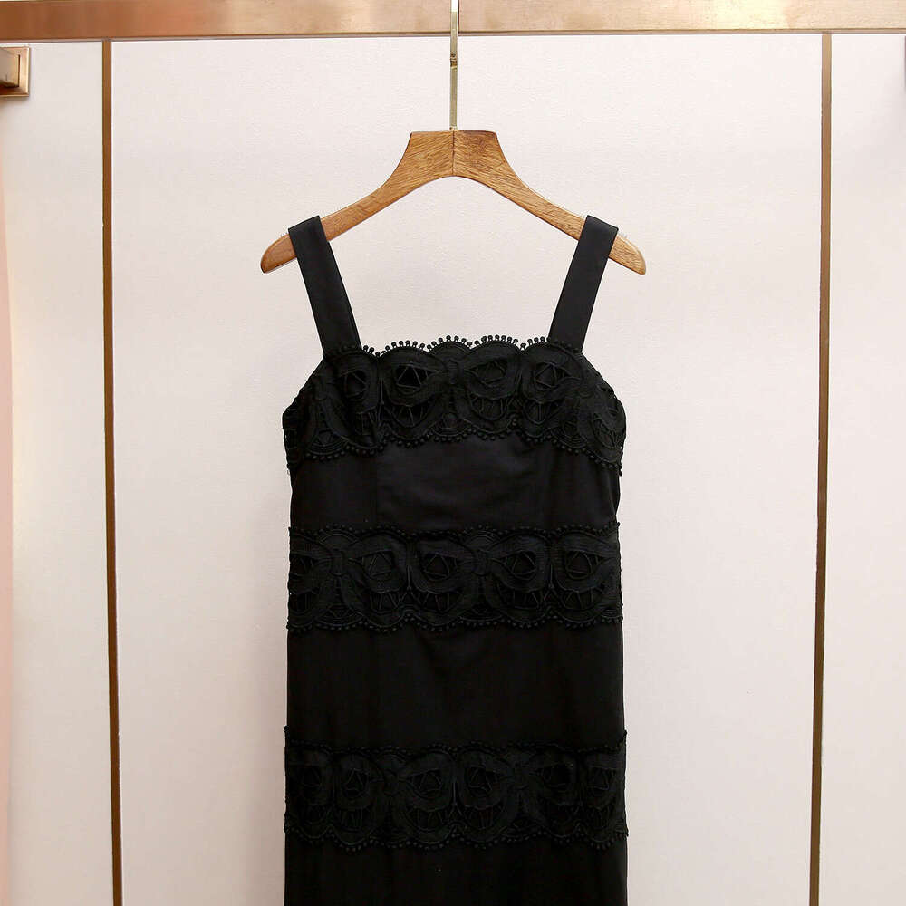 2026 Autumn/Winter New French Hepburn Style Heavy duty Water soluble Lace Hollow A-line Slimming Strap Skirt