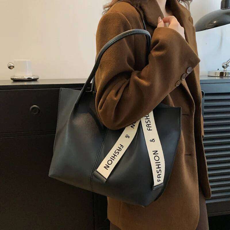 Chic Large Capacity Tote Bag for Women - Fashionable Shoulder Handbag with Polyester Lining, Available in Brown/Black XJ260306