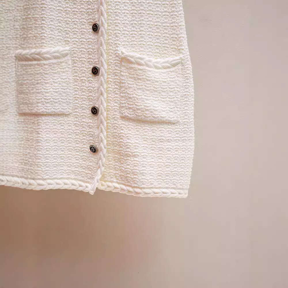 2026 designer high-end women's clothing new single breasted style sleeveless knitted white elegant dress