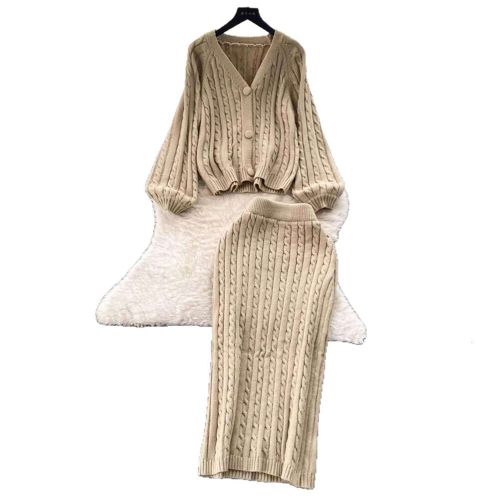 2026 designer loose casual knitted woolen dress for autumn and winter, soft and comfortable, lazy style women's two-piece knitted sweater