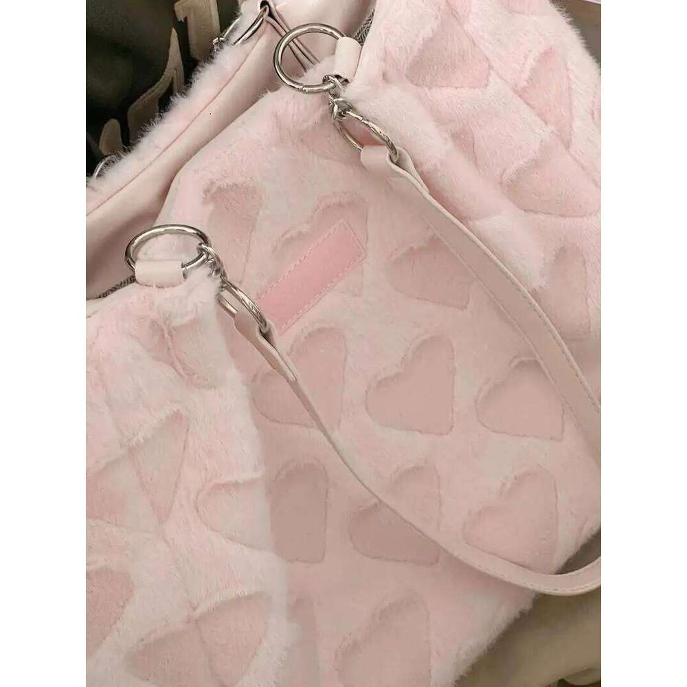 Sweet Love Heart Purse Women's Furry Tote Bags Winter Fashion Ladies Faux Fur Handbags Elegant Female Soft Plush Shoulder Bag XJ260306