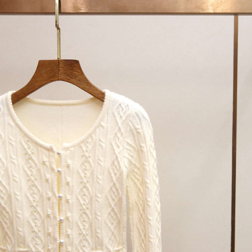 2026 designer's high-end women's clothing spring and summer new item, soft and slim fit round neck thick bead waist knitted sweater