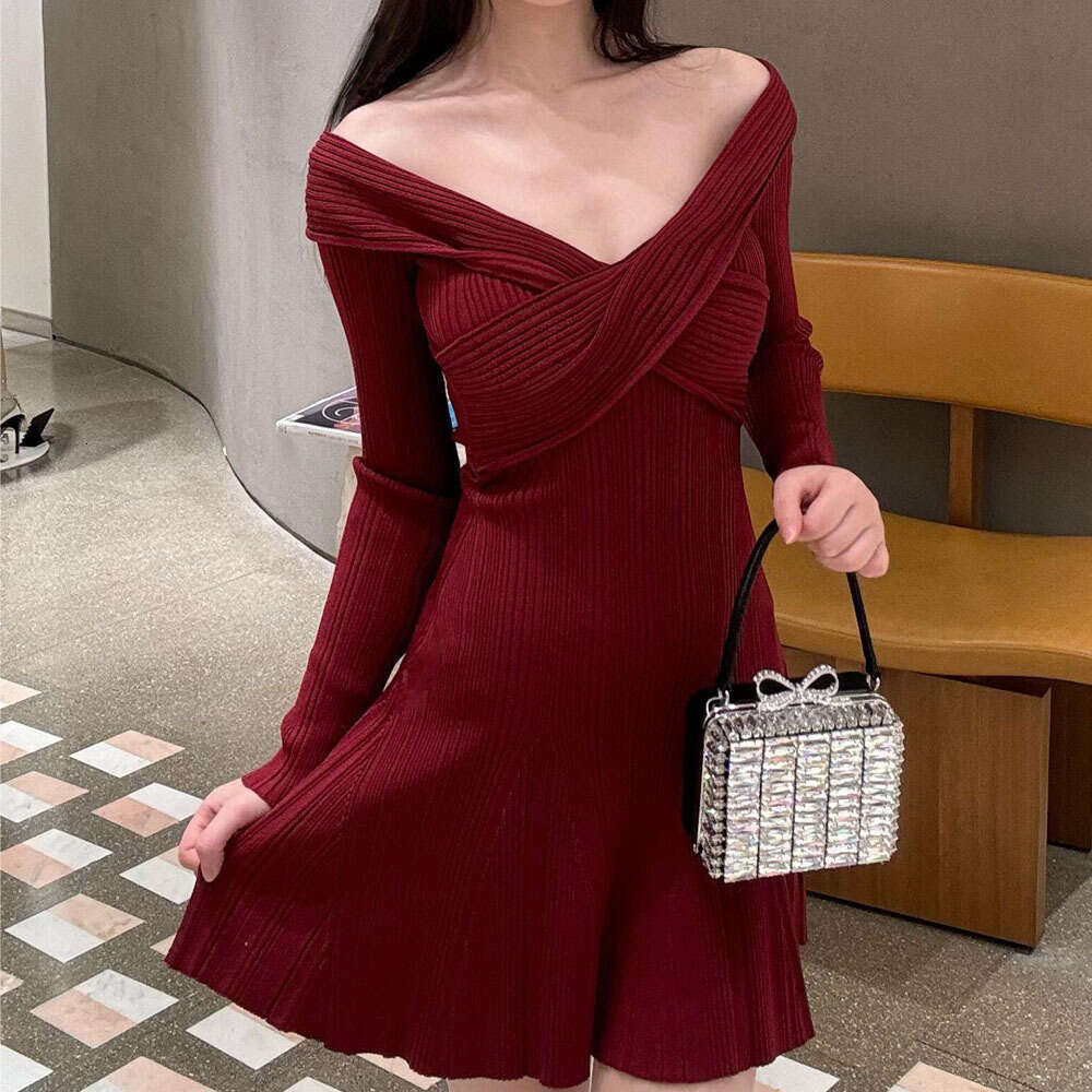 2026 Spring/Autumn A12 New Designer Wine Red Off Shoulder Long Sleeve Slimming Women's Knitted Short Skirt