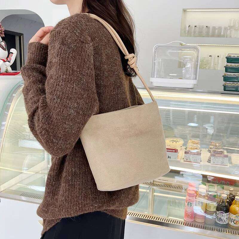 Women's Fall/Winter Retro Sheepskin Velvet Handbag Trendy Crossbody Super Popular Single Shoulder Bucket Bag XJ260306