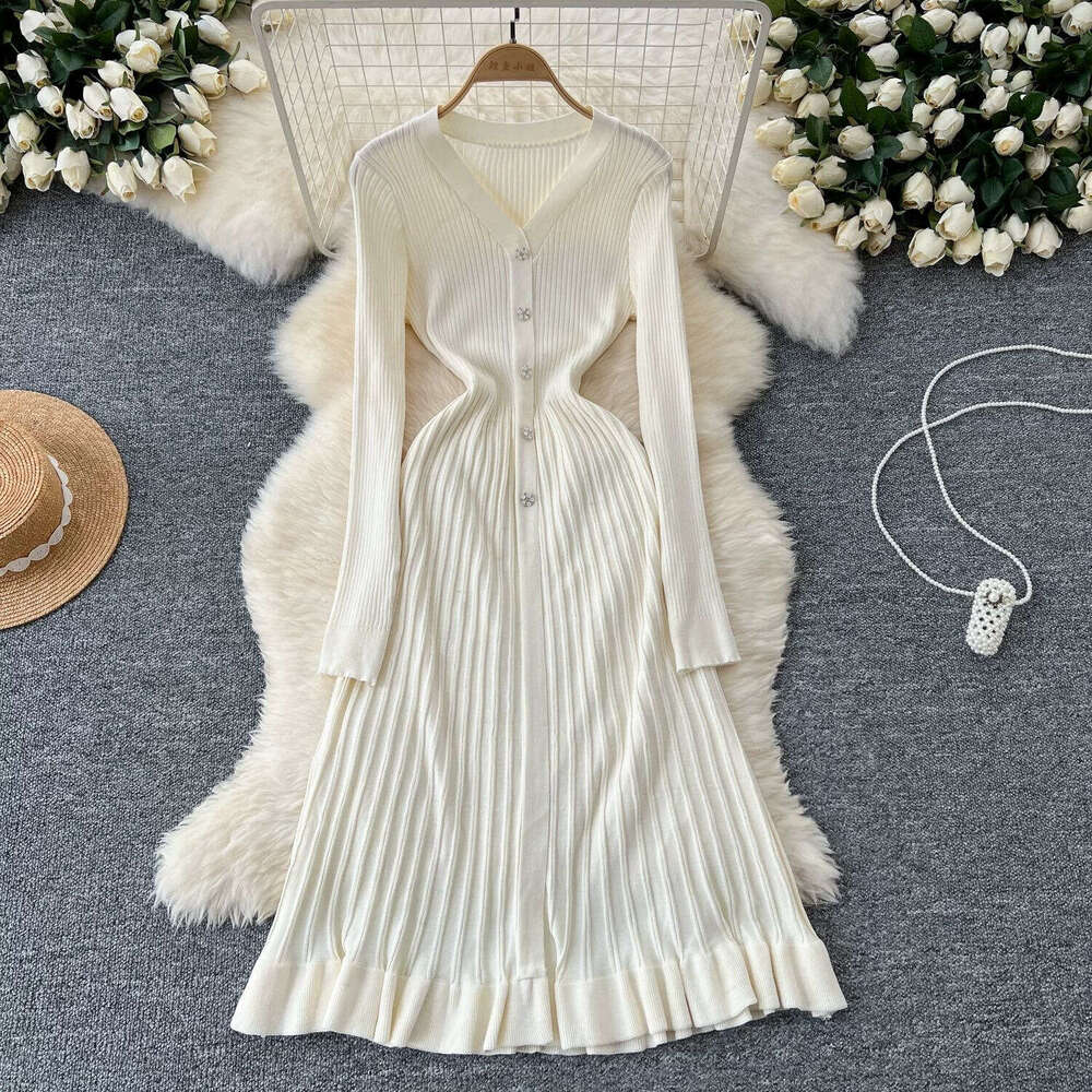 2026 autumn and winter new French knitted women's elegant and exquisite V-neck single breasted waist tied sweater long skirt