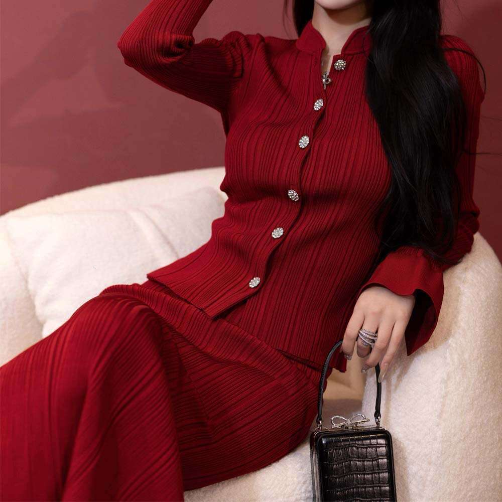 The new 2026 A12 autumn and winter collection features a soft and pleasing top pearl button decoration, paired with a slightly pleated fishtail skirt