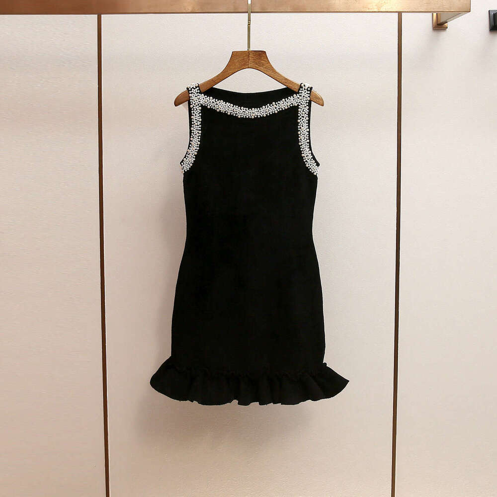 2026 autumn and winter new high-end Hepburn style featuring pleated velvet dresses designed for women