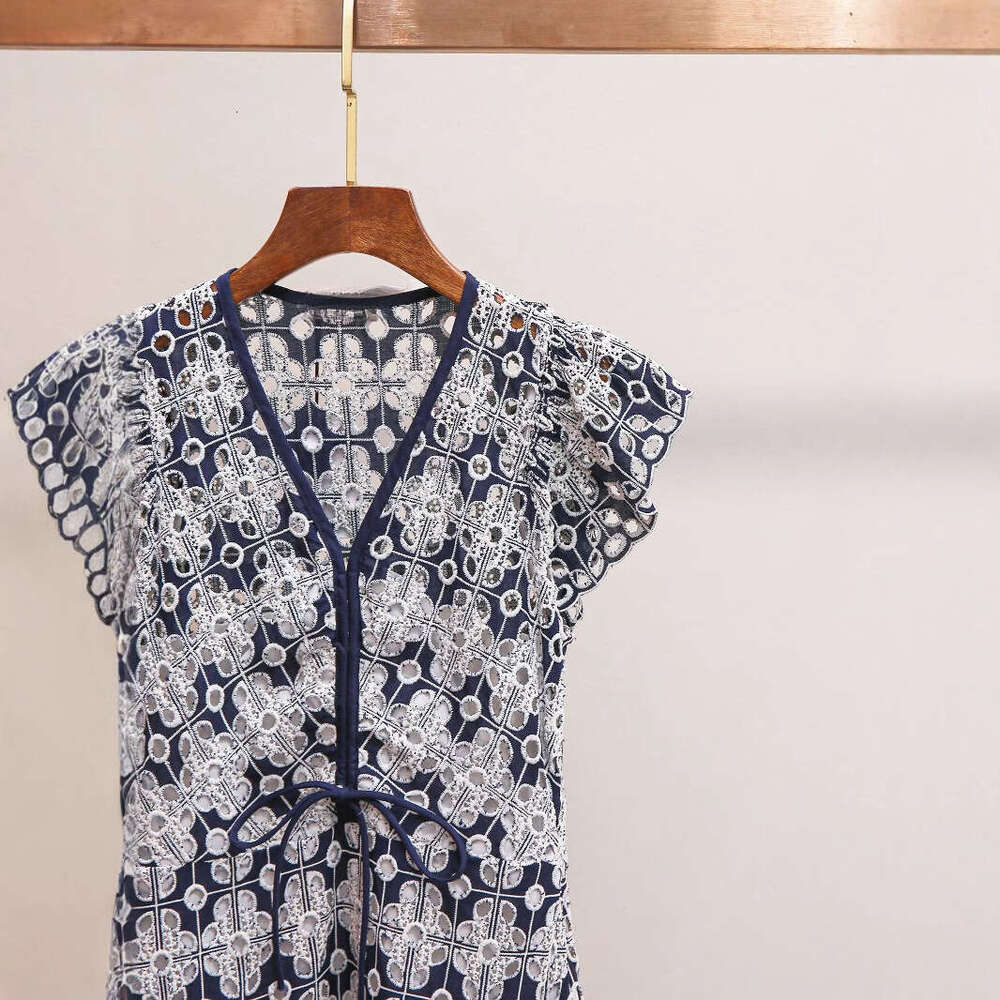 2026 Spring/Summer New Designer Fashionable Retro French V-neck Sleeveless Heavy Embroidered Hollow Lace Short Skirt