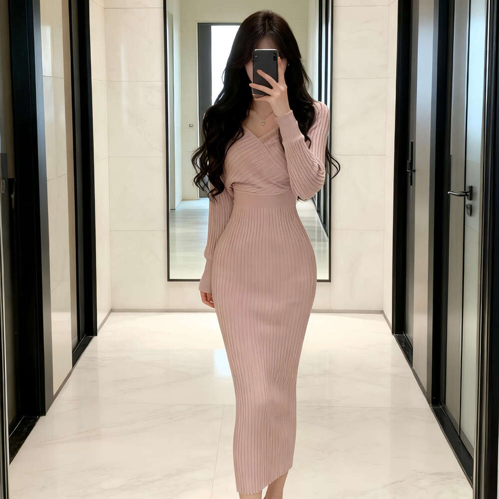 Designer French Pink V-neck New Long Sleeve Knitted 2026 Autumn/Winter Tight Waist Skirt