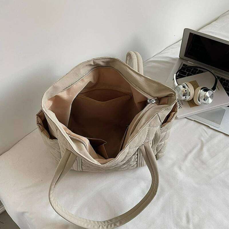 Winter Women Versatile Tote Lightweight Shoulder Large Capacity Fashion Simple Texture Commuting Bag XJ260306