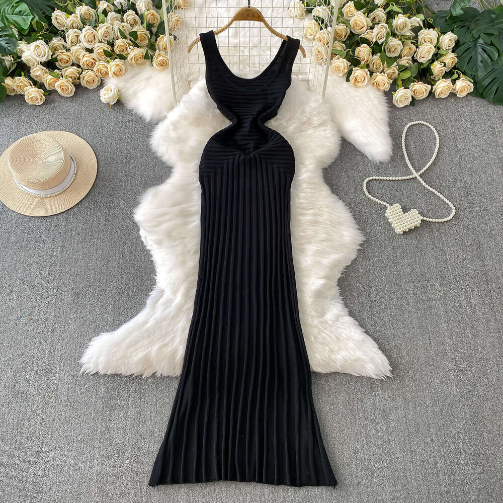 2026 American sexy sleeveless U-neck women's knitted vest summer slim fit pleated fish tail long skirt