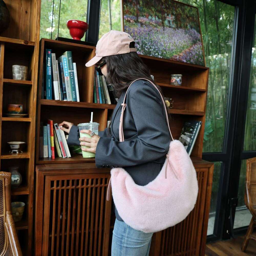 Faux Fur Hobos Crescent Shoulder for Women Winter Plush Simple Underarm Large Capacity Female Furry Crossbody Bags XJ260306