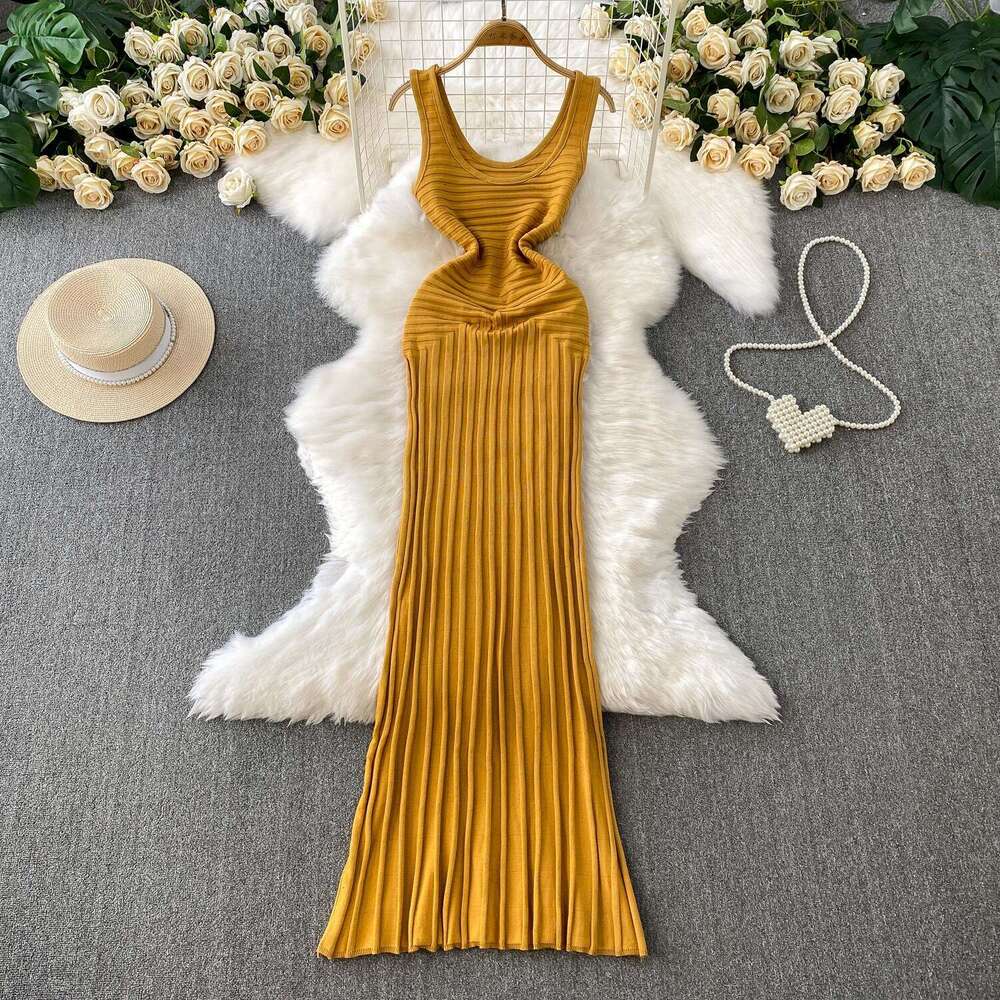2026 American sexy sleeveless U-neck A12 women's knitted vest summer slim fit pleated fish tail long skirt