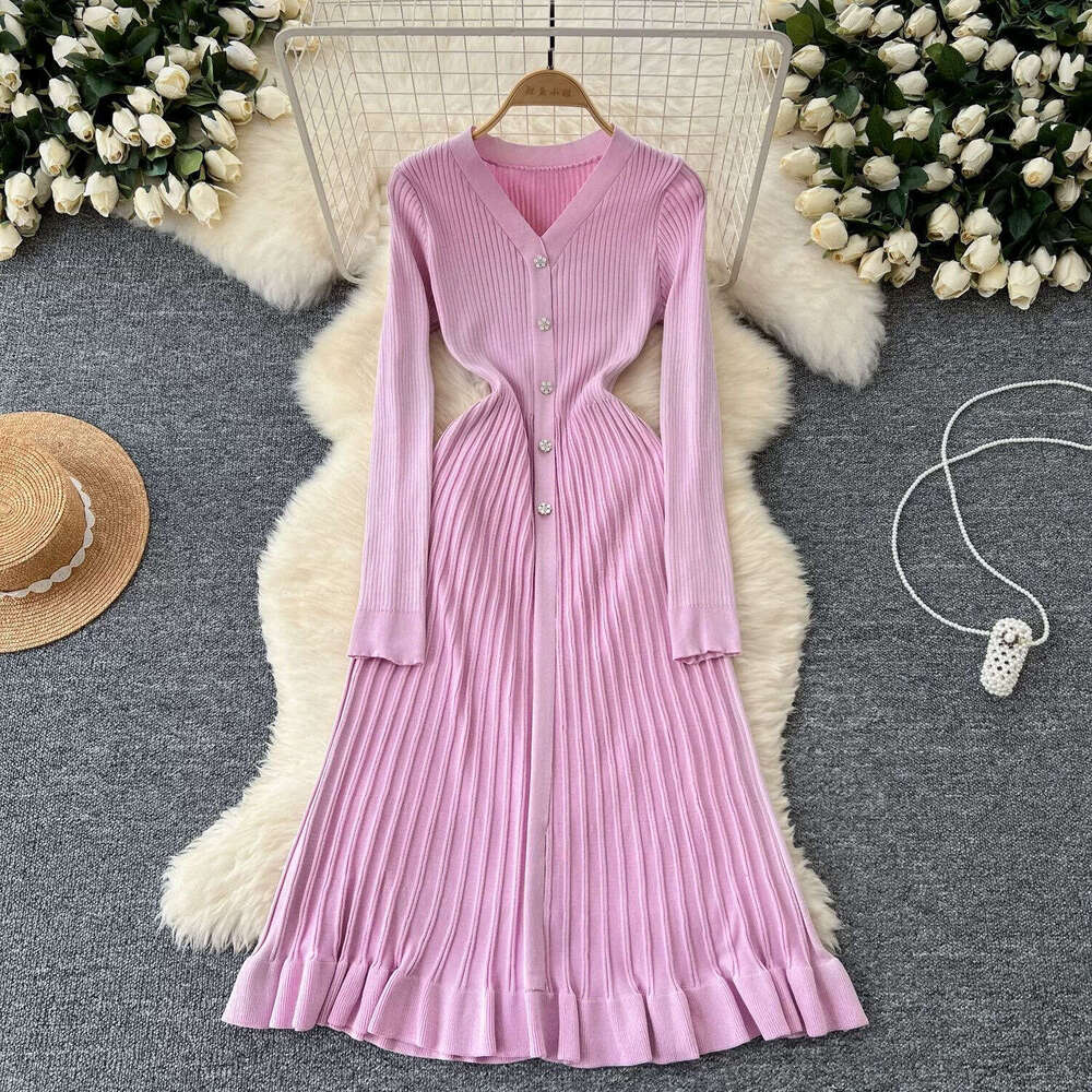 2026 autumn and winter new French knitted women's elegant and exquisite V-neck single breasted waist tied sweater long skirt