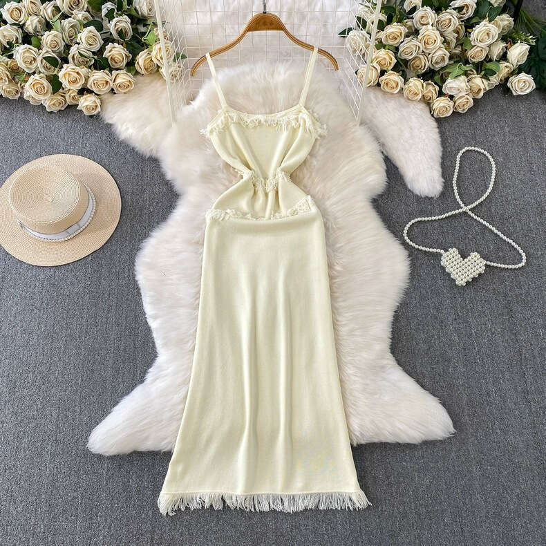 Pear shaped figure wearing slim fitting women's tank top skirt for spring and summer new trend, niche tassel knitted long skirt