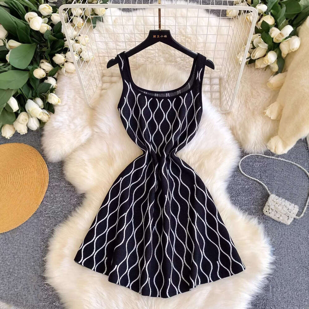 2026 Spring and Summer New French Water Tank Ripple Pattern Petite Women's Design Slim Knitted Dress