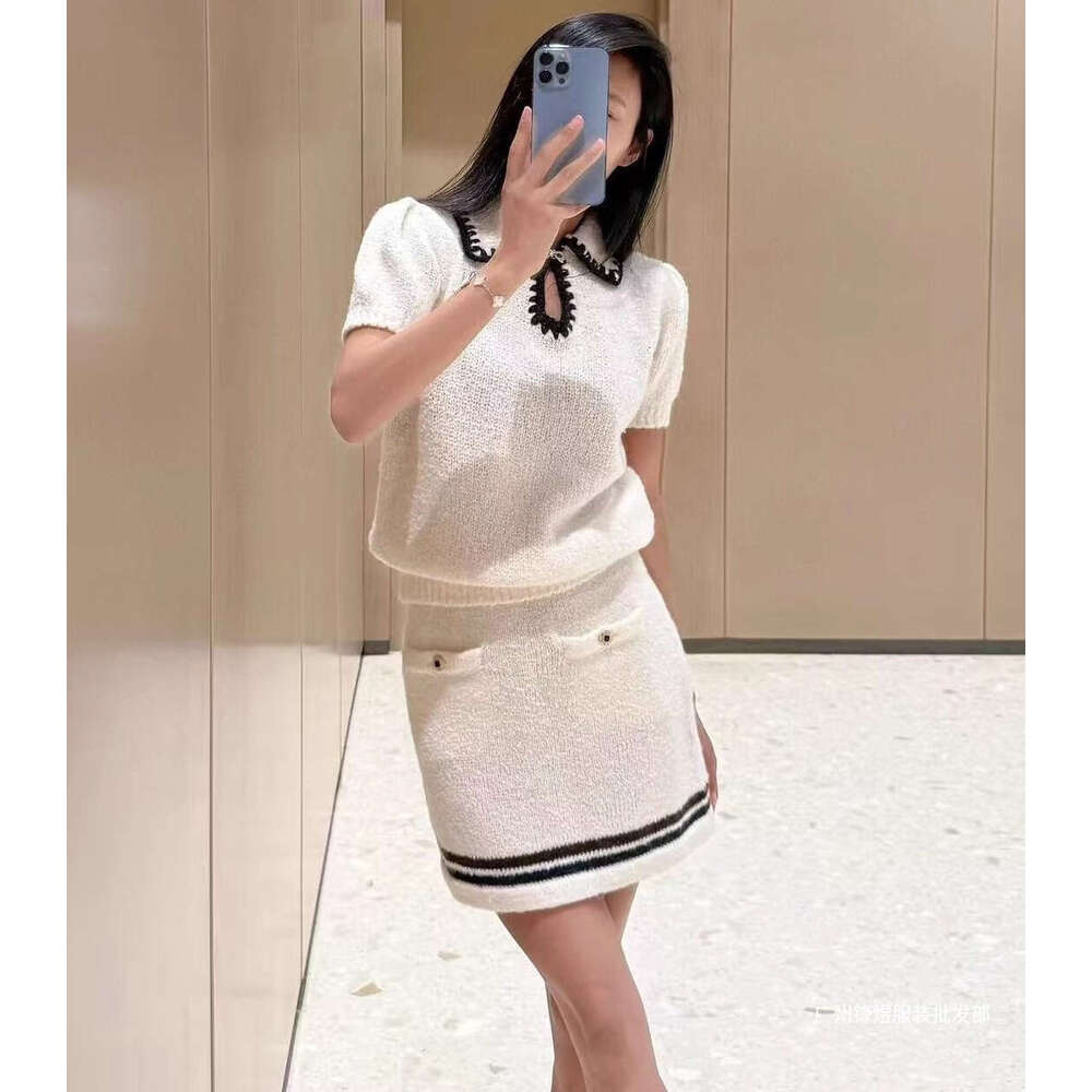 2026 Designer Women's High Quality Style A12 French Elegant Simple Hollow Collar Knitted Sweater