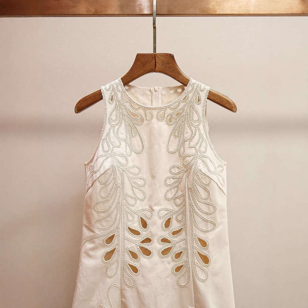 2026 Spring/Autumn Women's White Sleeveless Tank Top Korean Style Social Elegant Round a3 Neck Slimming Hollow Embroidered Dress