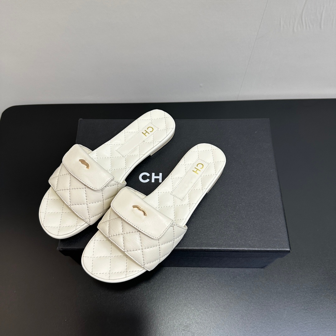 2026 CC Designer Paris plaid pattern Women's slippers in Leather Material High Quality Luxury and Fashion Casual Beach Women's slippers