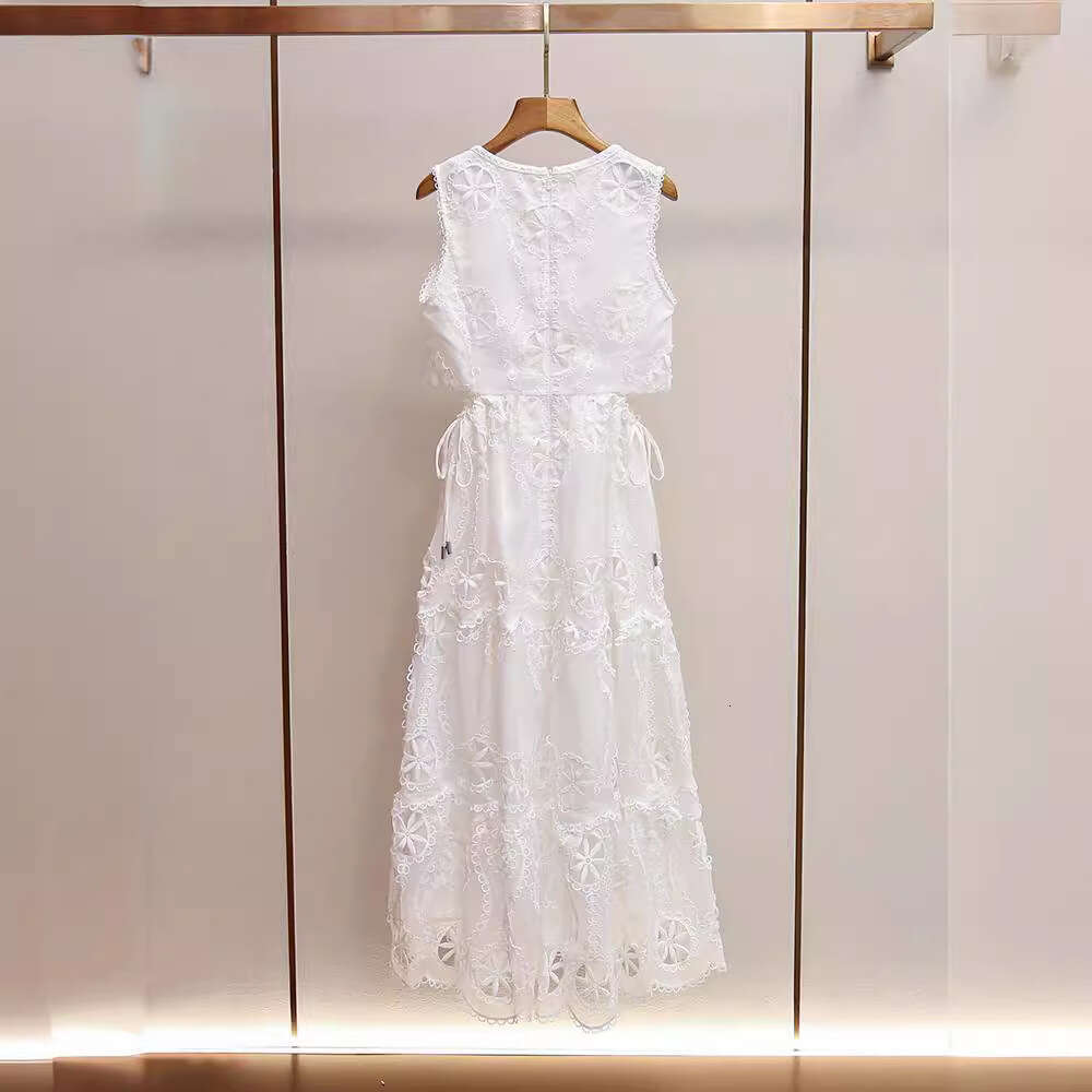 2026 designer high-end women's clothing new French lace hollow Hepburn style heavy embroidery sweet beauty style dress