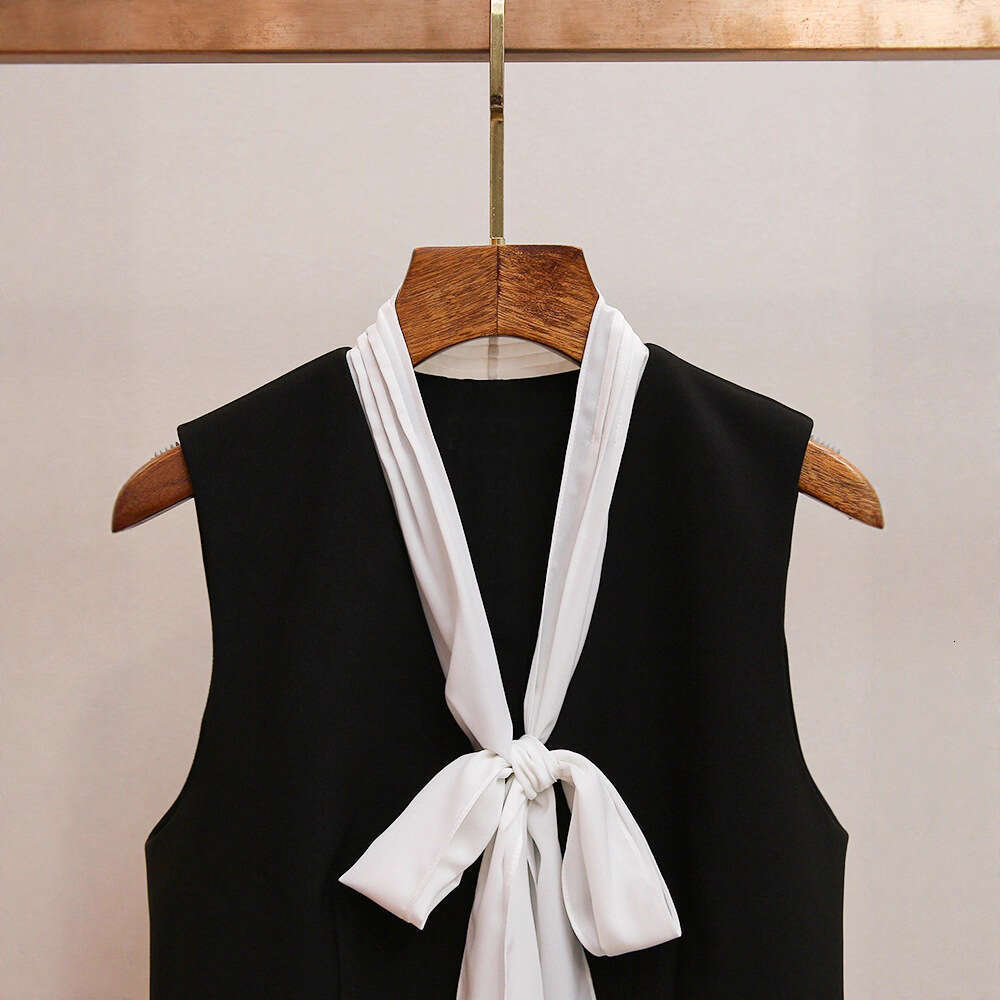 2026 autumn new French elegant social pleated color blocked bow V-neck women's short vest