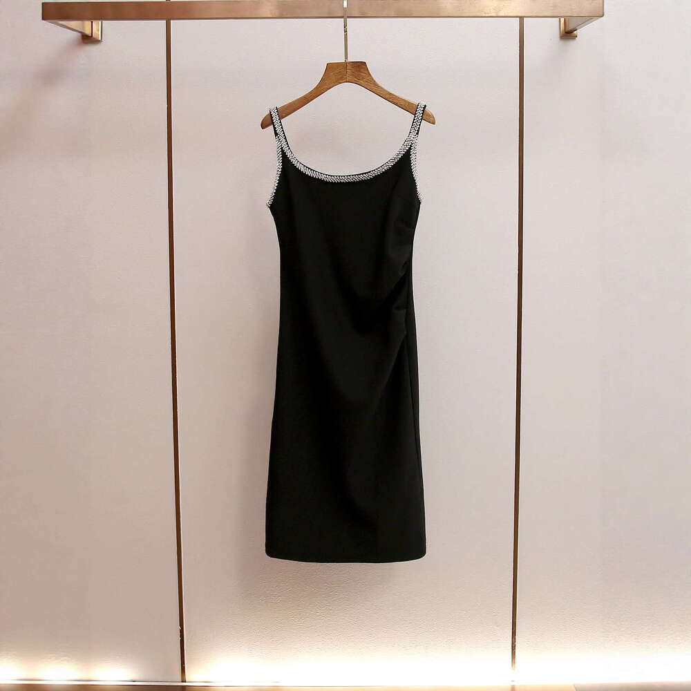 2026 designer high-end women's fashion autumn new style French elegant niche rhinestone suspender long skirt