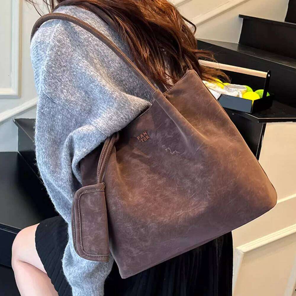 Autumn and Winter Retro Lazy Style Fashionable Large-Capacity Commuter Shoulder Bag, Chic Tote Bag XJ260306