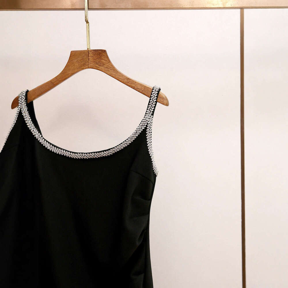 2026 designer high-end women's fashion autumn new style French elegant niche rhinestone suspender long skirt