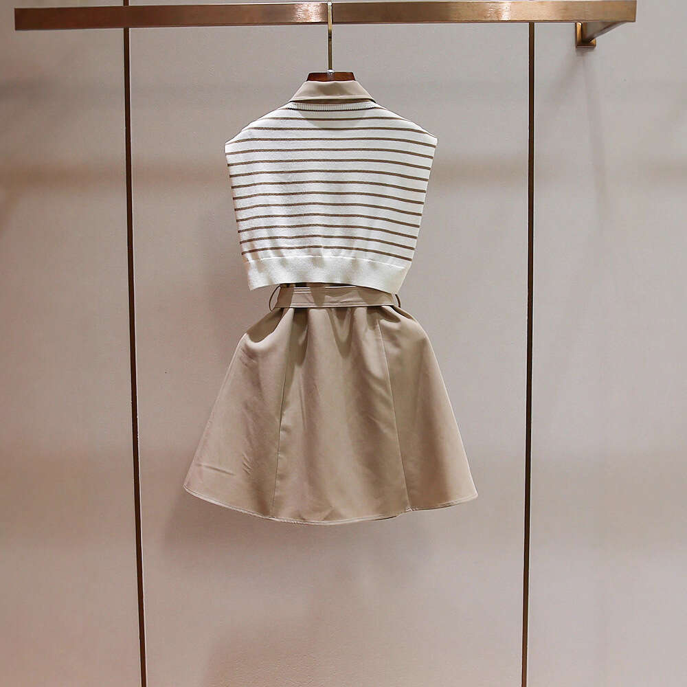 2026 high-end women's autumn new elegant knitted striped shawl straight tube sleeveless women's vest