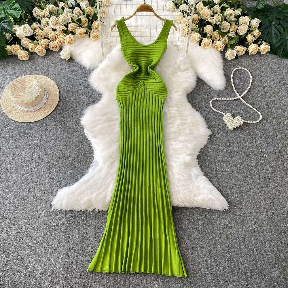 2026 American sexy sleeveless U-neck women's knitted vest summer slim fit pleated fish tail long skirt