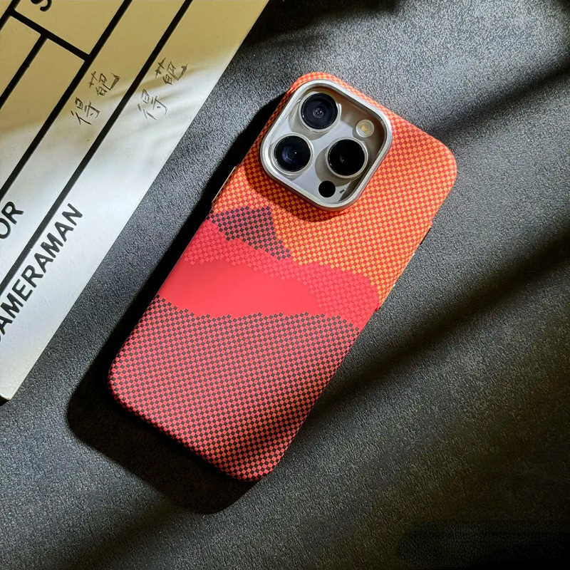 Suitable for iPhone17 Kevlar Carbon Fiber Magnetic Phone Case Apple 16promax Luminous Anti-fall Protective Cover
