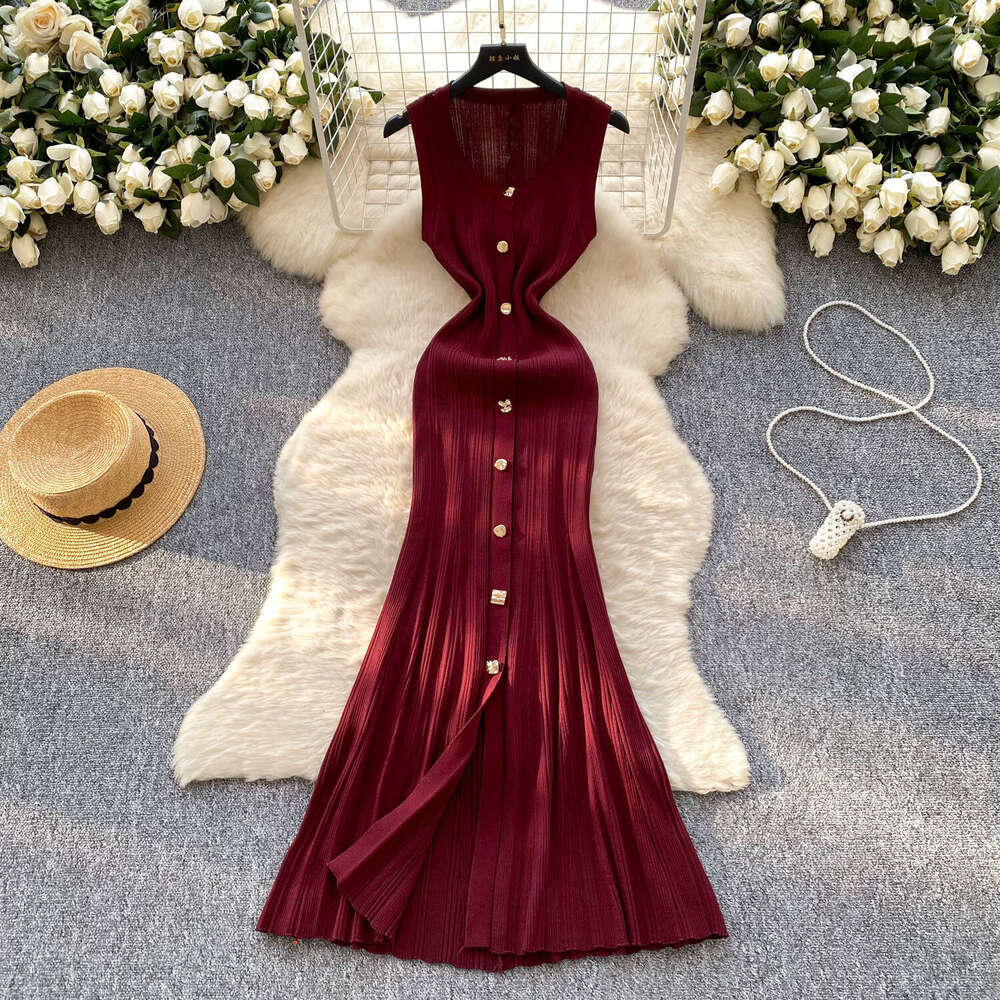 2026 Spring and Summer New Designer U-neck Sleeveless Knitted Button Slim fit Split Long Skirt