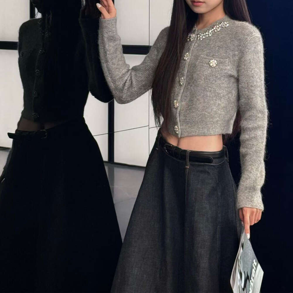 2026 early autumn new designer solid color bead round A13 neck knitted cardigan top, short skirt two-piece set for women