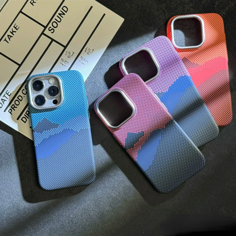 Suitable for iPhone17 Kevlar Carbon Fiber Magnetic Phone Case Apple 16promax Luminous Anti-fall Protective Cover