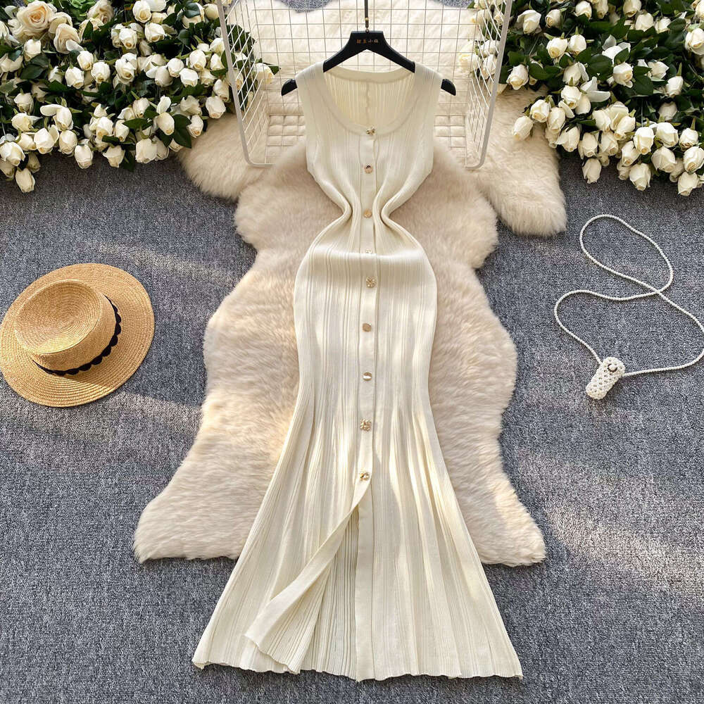 2026 Spring and Summer New Designer U-neck Sleeveless Knitted Button Slim fit Split Long Skirt