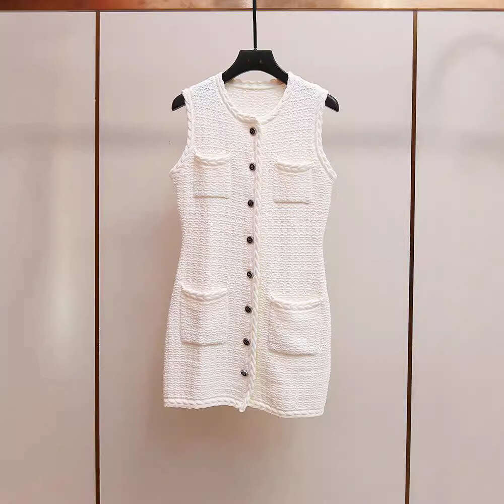 2026 designer high-end women's clothing new single breasted style sleeveless knitted white elegant dress