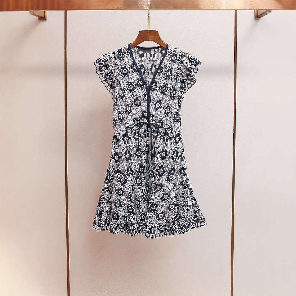 2026 Spring/Summer New Designer Fashionable Retro French V-neck Sleeveless Heavy Embroidered Hollow Lace Short Skirt