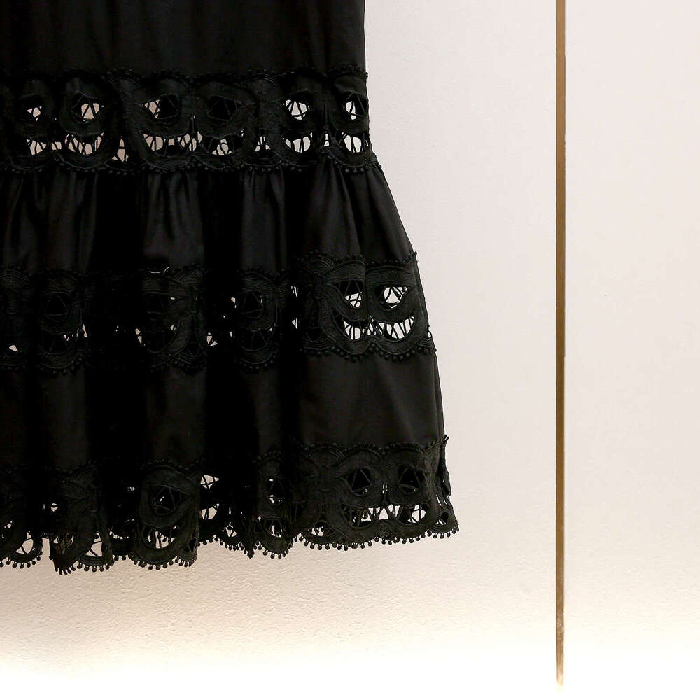 2026 Autumn/Winter New French Hepburn Style Heavy duty Water soluble Lace Hollow A-line Slimming Strap Skirt